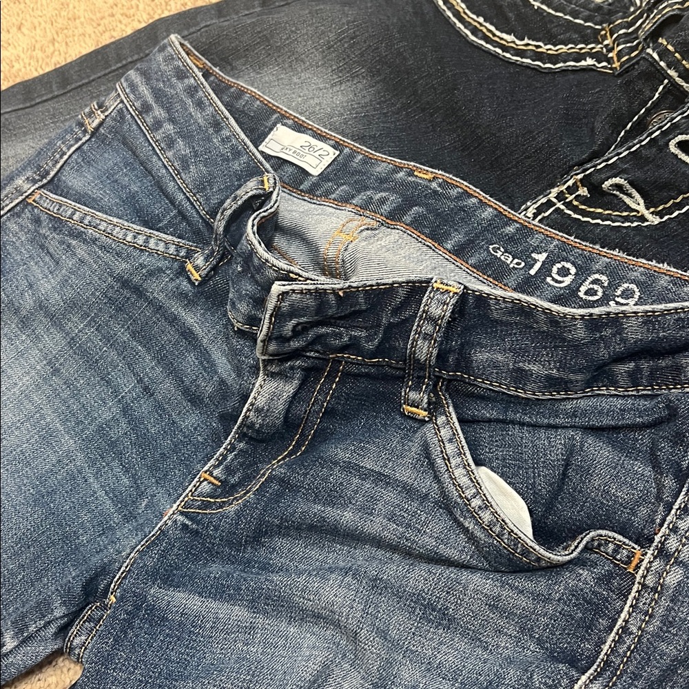 3 pairs of jeans
American Eagle
Gap
Bongo - Picture 6 of 7